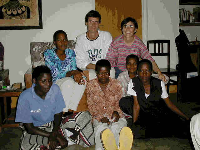 Rehema, Flora, Levina (2do ao), Beatriz y Lillian con "pap" Pepe y "mam" Ana en casa.