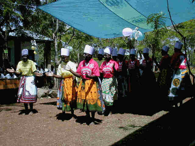 Las alumnas de primero y segundo presentan "goma" danza tradicional