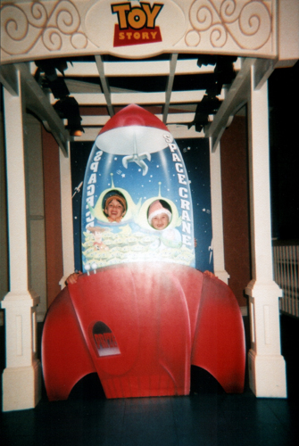 ian and kenna in the pizza planet alien machine, magic kingdom